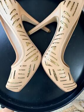 BCBG Prague hidden platform heels leather tan 9.5 euc